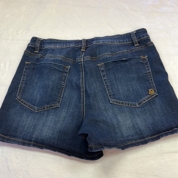 Indigo Rein Dark-wash Mildly Distressed Five Pocket Jean Shorts Jr. Size 13 - Picture 2 of 7